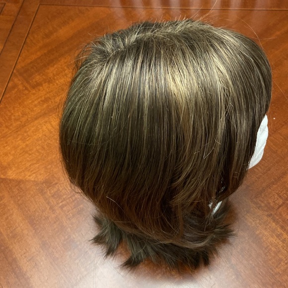 Brown Wig - Picture 3 of 9